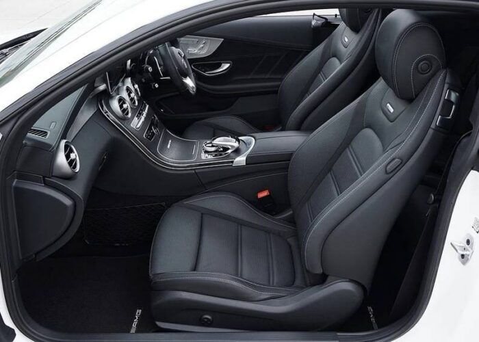 Voiture immobilisée longtemps&nbsp;: les dégâts fréquents à l&rsquo;intérieur